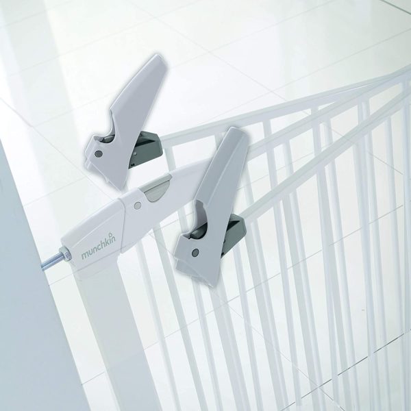 Munchkin Maxi-Secure Cancelletto di sicurezza con fissaggio a pressione, Per aperture tra 76 - 82 cm, Massimo 117 cm con estensioni non incluse, Bianco - immagine 2