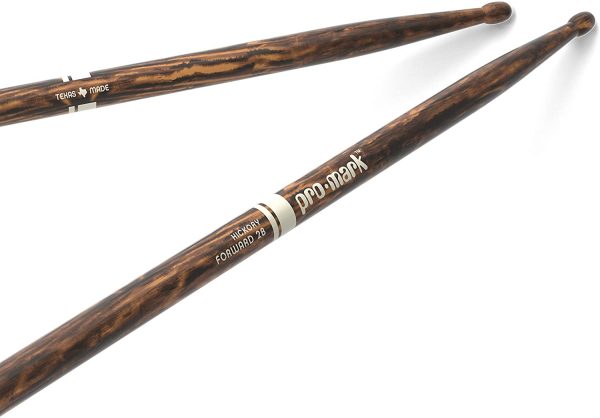 ProMark Bacchette Batteria - Classic Forward 2B Drum Sticks - FireGrain - Nessuna vibrazione in eccesso - Finitura laccata, Punta di legno ovale, Legno di hickory - 1 Coppia - immagine 4