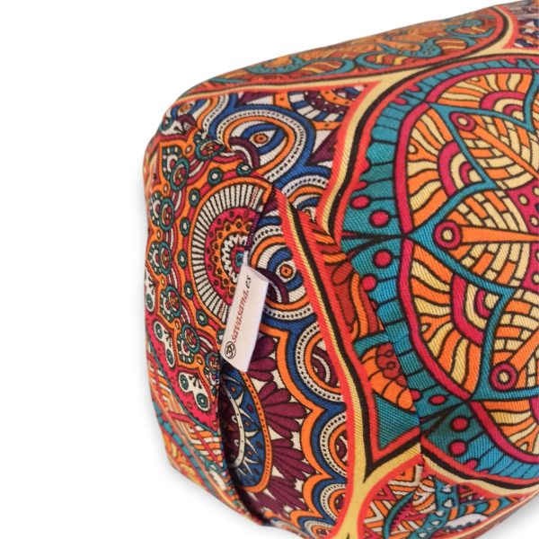 Bolster cilindrico per yoga "Mandala - Persia" - Cuscino yoga - Rivestimento sfoderabile e lavabile - Ripieno di pula di farro biologico - Maniglia per il trasporto - 64x20cm - immagine 3