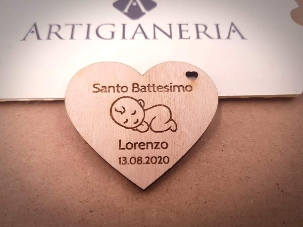 Artigianeria - Set di n??20 (o pi??) pezzi. Cuore in legno personalizzato con nome e data. Ideale come bomboniera o segnaposto per battesimo o compleanno.