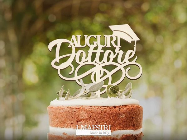 Cake topper Laurea AUGURI DOTTORE L 18 cm in legno con Tocco ?C I MAESTRI Made in Italy - immagine 4