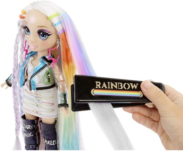 Rainbow High Hair Studio - Bambola Amaya Raine Esclusiva con capelli extra lunghi e colori lavabili 5 in 1 - immagine 2