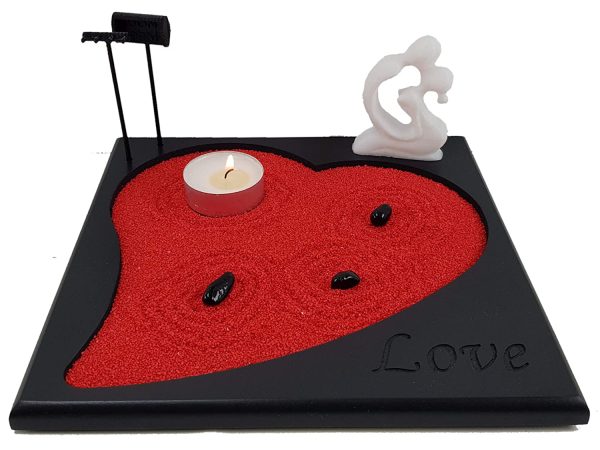 Bonseki? Giardino zen a Forma di Cuore 20x20 cm da Tavolo, con 2 colori di Sabbia ed incisione"Love" - immagine 6