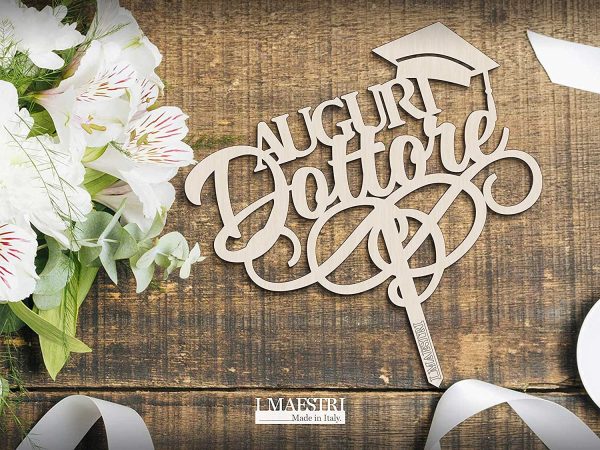 Cake topper Laurea AUGURI DOTTORE L 18 cm in legno con Tocco ?C I MAESTRI Made in Italy - immagine 5