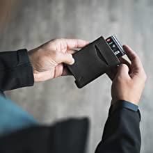 portafoglio porta carte di credito in alluminio nero a terra