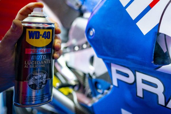 WD-40 Specialist Moto - Kit Pulizia Moto con 1 x Detergente 500 ml, 1 x Lucidante al Silicone 400 ml, 1 x Cera Lucidante 400 ml, 1 x Guanti di Precisione, 1 x Panno in Microfibra - immagine 6