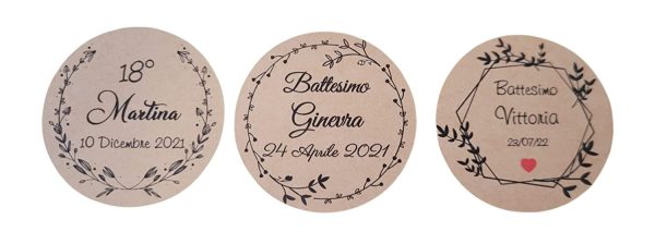 ArtigianeriA - Set di 20 (o pi??) ADESIVI KRAFT personalizzati per BOMBONIERE fai da te. Ideali per Battesimo, Prima Comunione, Cresima, Matrimonio, Laurea, Compleanno, Anniversario. - immagine 2