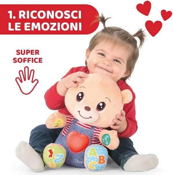 Chicco Teddy Orso delle Emozioni, Peluche Evolutivo Interattivo Bilingue Italiano/Inglese, Gioco Educativo con Emozioni, Numeri e Lettere, Pupazzo con Luci e Canzoni - Giochi Bambini 6 Mesi - 5 Anni - immagine 3