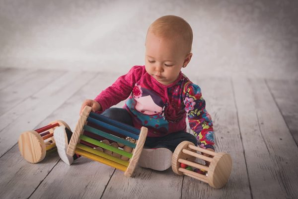 Baby Roller in Legno Arcobaleno de 9 cm x 13 cm, Cilindro con Palline per Gattonare, Giochi Montessoriani + 6 mesi - immagine 5