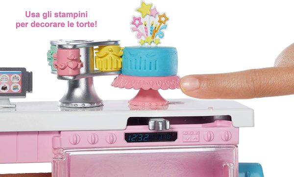 Barbie La Pasticceria Playset con Bambola Bionda, Isola per Cucinare, Forno e Accessori, Giocattolo per Bambini 4+ Anni - immagine 2