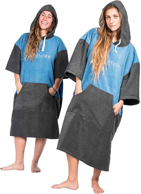 Vivida Lifestyle - Poncho con Cappuccio Stapato, Asciugamano per Cambiarsi con Microfibra Assorbente con Aperture Lateri, Tasca Larga con Zip per Spiaggia, Nuoto, Surf e Triatlona - immagine 2