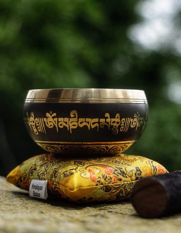 Himalayan Bazaar - Set con campana tibetana, facile da suonare, realizzato a mano, per meditazione tramite il suono, 10 cm, per la guarigione dei 7 chakra - immagine 8