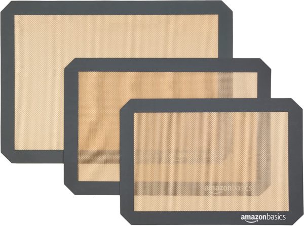 AmazonBasics - Tappetini da forno in silicone, set da 3 pezzi & - Raschietto/Tagliaimpasto multiuso, in acciaio inox - immagine 4