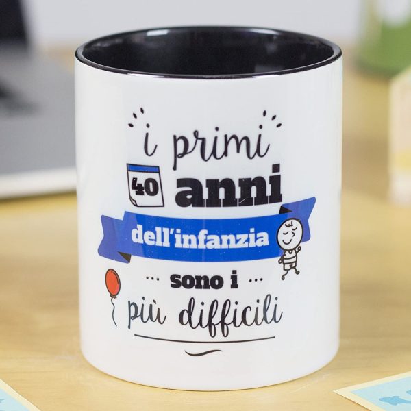 La Mente è Meravigliosa - Tazza con Frase e Disegno Divertente (I primi 40 anni dell´infanzia sono i più difficili) Regalo per Amico - immagine 3