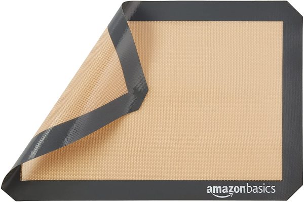 AmazonBasics - Tappetini da forno in silicone, set da 3 pezzi & - Raschietto/Tagliaimpasto multiuso, in acciaio inox - immagine 2