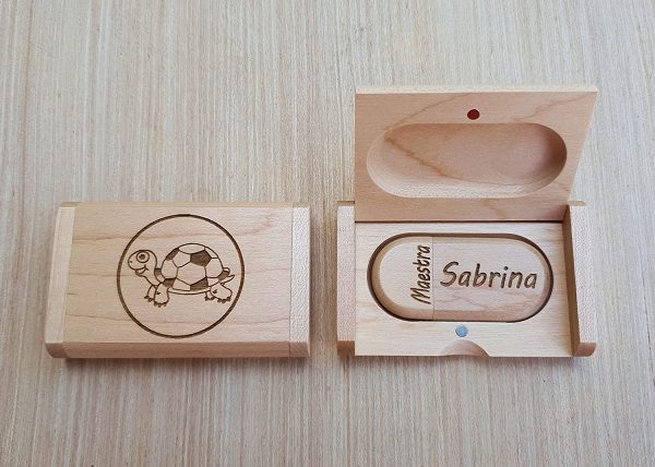 Chiavetta - pennetta USB/Pendrive 16 GB 2.0 in legno con custodia personalizzata - personalizzala con il tuo nome! Regalo originale - festa della mamma, regalo maestre - immagine 6